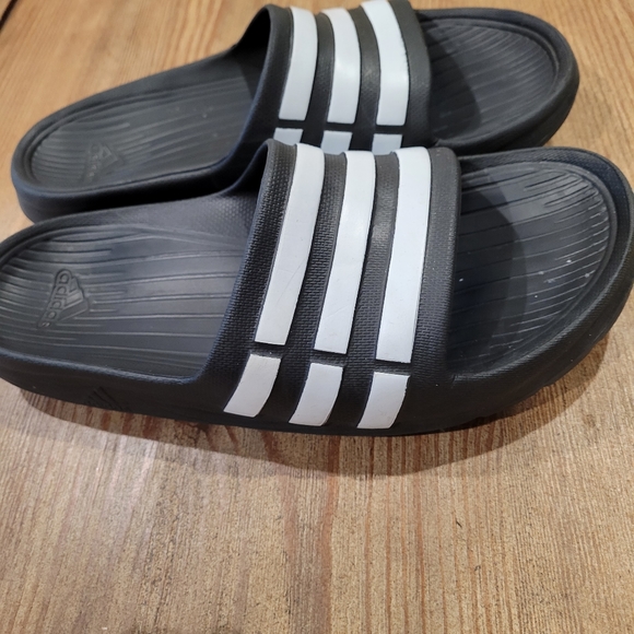 Adidas shower slides Kids 6/ W8 - Picture 2 of 4